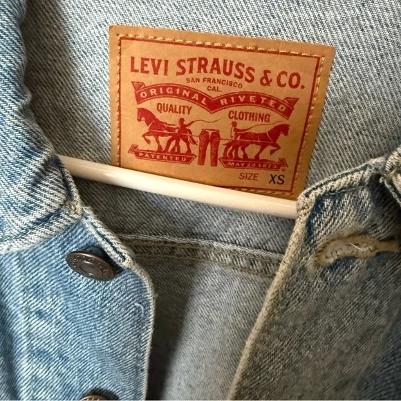 Levi’s Distressed Jean Jacket – Women’s XS - Picture 3 of 4